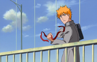 Ichigo catches Senna's ribbon.