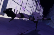 Grimmjow partially activates Pantera to chase Askin.