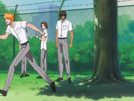 Keigo and Mizuiro are confused when Ichigo suddenly runs off.