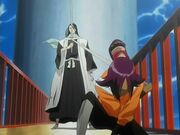 Yoruichi detiene la Zanpakuto de Byakuya