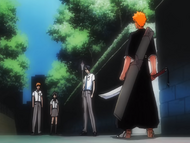 Ichigo confronts Uryū as Rukia and Kon stand by.