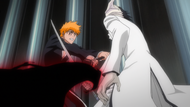 Ulquiorra blocks Ichigo.