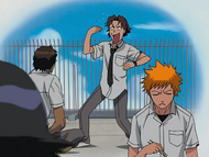 Ichigo ignores Keigo as he tells a story.