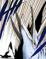 Ichigo splits a bird protrusion in two with a Getsuga Tenshō.