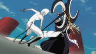 Kenpachi blocks Nnoitra's attack.