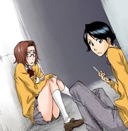 Mizuiro and Chizuru hide in an alleyway.