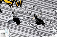 Hisagi attacks Byakuya with both Senbonzakura and Kazeshini.