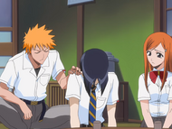 Ichigo comforts a dejected Uryū while Orihime watches.