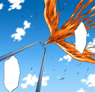 Ichigo hold back Kikōō with Zangetsu.