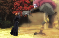 Ichigo blocks the Hollow's attack.