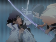 Rukia attacks Aaroniero directly after distracting him with Tsugi no mai, Hakuren.