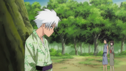 Two children look at Hitsugaya.