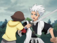 Shōta restrains Hitsugaya to prevent Yui from disappearing.