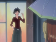 Tatsuki lends Orihime an umbrella.