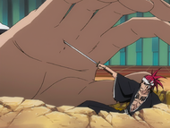 Renji stabs Medazeppi's hand with his Zanpakutō.