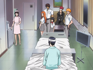 Ichigo and his friends watch as the nurse shows the room's accommodations to Uryū.