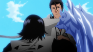 Aizen stops Suì-Fēng's attack.