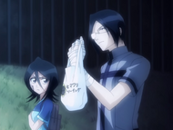 Uryū comes to Rukia's aid.