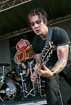 77fee36b6624e549b8a2a191bfb75292--synyster-gates-avenged-sevenfold.jpg