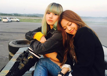 Lisa and Jennie Stay Behind The Scenes 2