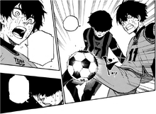 Isagi stops the pass coming from Niko