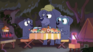 La famille de Johnny dîne.
