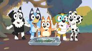 Première apparition de Chloé dans Les Espions, aux côtés (de gauche à droite) de Mackenzie, Bluey, Bingo et Chloe.