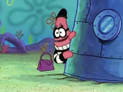 El bolso esta flotando.