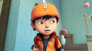 BoBoiBoy menoleh ke arah kanan