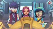 Fang, Yaya dan Ying mendekati EmotiBot