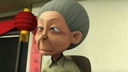 Nenek Ying memerhati