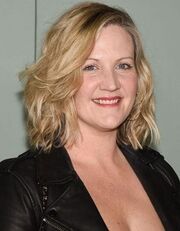 Lizzie Molyneux-Logelin