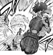 Izuku intenta detener el Deterioro de Tomura.