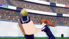 Itsuka's enlarged hands are strong enough to carry a person.