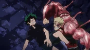 Muscular attacks Izuku.