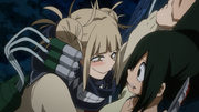 Himiko Toga intentando cortar a Tsuyu Asui.