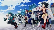 Izuku Midoriya, Katsuki Bakugo, Shoto Todoroki, Tenya Iida, Eijiro Kirishima, Ochaco Uraraka, Momo Yaoyorozu, Fumikage Tokoyami, Tsuyu Asui, Kyoka Jiro et Mina Ashido dans leurs tenues de héros.
