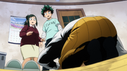 Deku y su mamá observando la petición de All Might