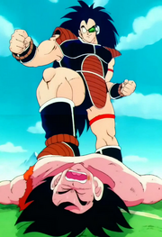 Raditz aixafa costelles a Goku