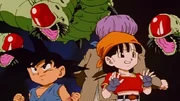 En Trunks, en Goku i la Pan rodejats pels mumes