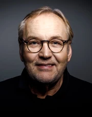 Engelbert von Nordhausen (*1948) - Deutscher Synchronsprecher von Damian Falco in "Stirb an einem anderen Tag", 2002.