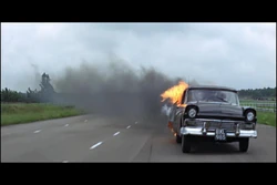 Der Wagen brennt schon, gleich explodiert er