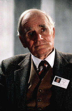 Desmond Llewelyn-0