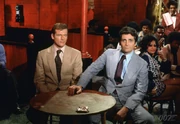 Roger Moore & David Hedison als James Bond & Felix Leiter - Publicityfoto zu "Leben und sterben lassen", 1973.