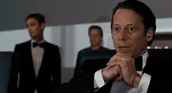 Greene konferiert mit Quantums leitenden Agenten.