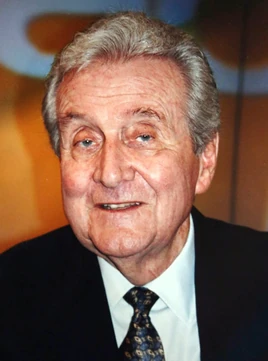 Patrick-macnee-portrait