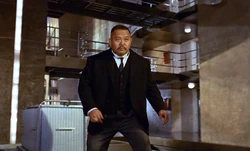 Oddjob bekämpft Bond