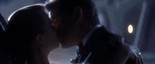 Bond darf seine vermeintliche MI6-Kollegin küssen.