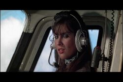 Naomi am Steuerknüppel ihres Hubschraubers.