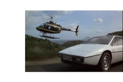 Naomi verfolgt und beschießt Bonds Lotus...